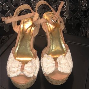 Tan/Creme wedges with accent bow